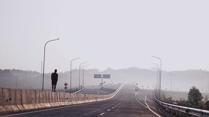 Suasana syahdu pagi hari yang indah di jalur tol ini by IG @farisashr
