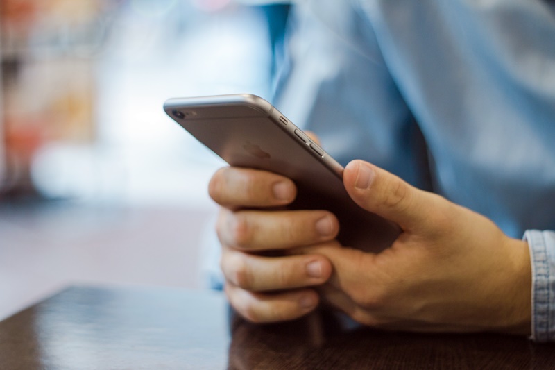 Tethering smartphone teman bisa jadi salah satu cara hemat biaya internet selama di luar negeri