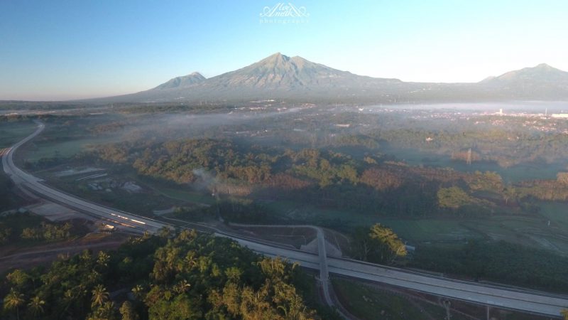 Tol Salatiga dengan latar belakang Gunung Merapi dan Gunung Merbabu