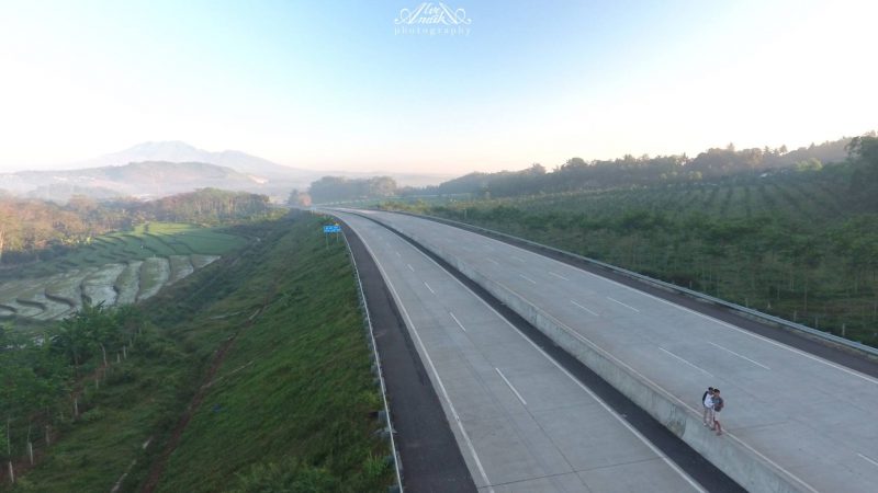 Tol ini bisa dibilang adalah salah satu tol terindah di Indonesia