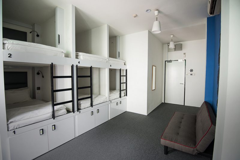 Ukuran kapsul tidur di Wink Hostel ini lumayan besar dan lega