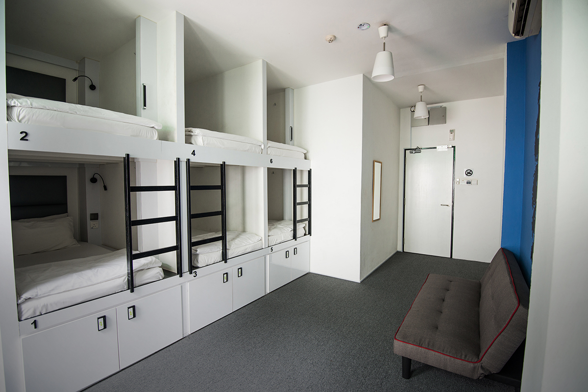 Ukuran kapsul tidur di Wink Hostel ini lumayan besar dan lega