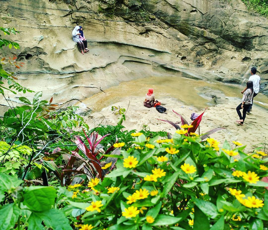 Batu Gedong juga dikenal sebagai Watu Gedong oleh masyarakat sekitar by @feri_wahy