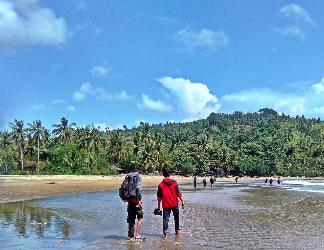 Pantai Brumbun, Tulungagung by @fajar_akbar_as