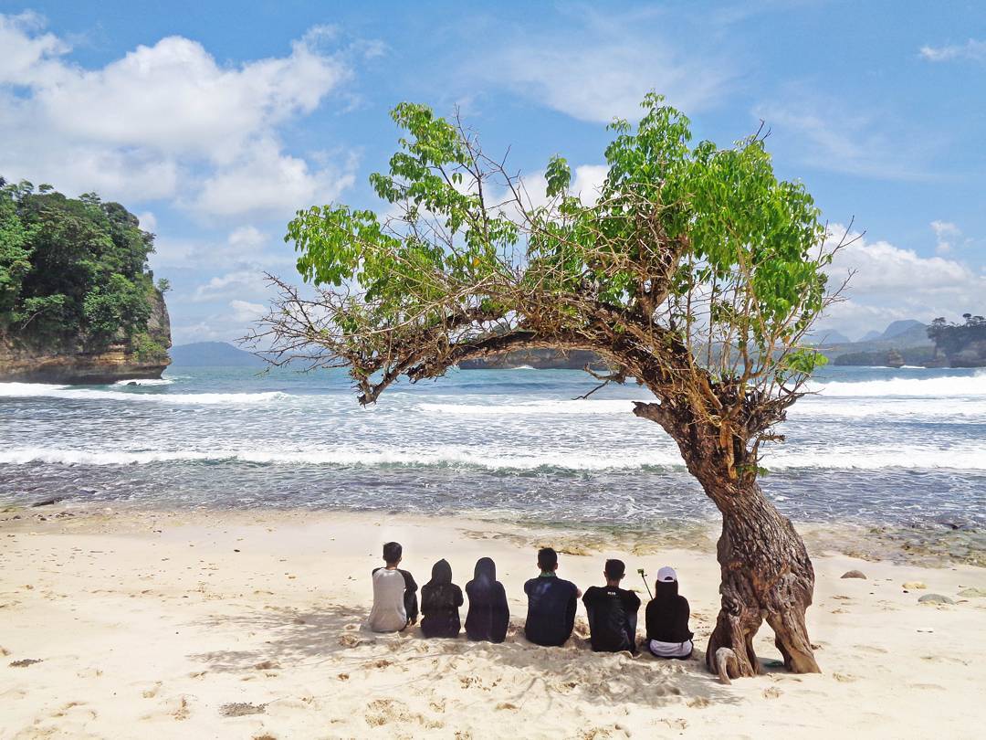 Pantai Godheg atau Pantai Nggodheg, Desa Ngrejo, Kecamatan Tanggunggunung, Tulungagung by @wildanachmad_