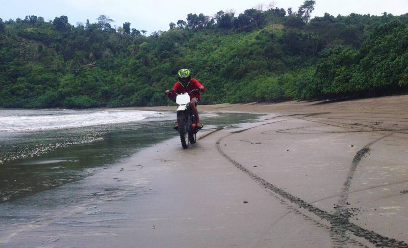 Pantai Nglarap pantai di Tulungagung yang tersembunyi by @fikricelengan