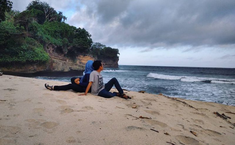 Pantai Putihan pantai baru di Tulungagung by @verlinia_vee