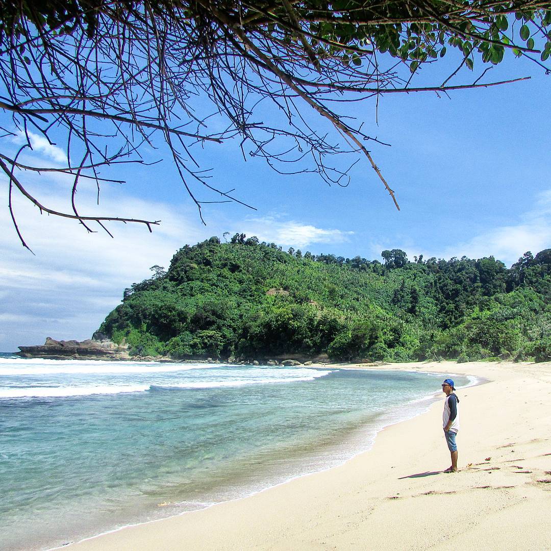 Pantai Sanggar salah satu pantai di Tulungagung yang keren by @gentox21