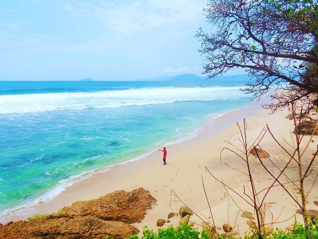 Pantai Segladak atau Pantai Gladak lokasinya di desa Ngrejo, Tanggunggunung, Tulungagung by @hamba_alloh1