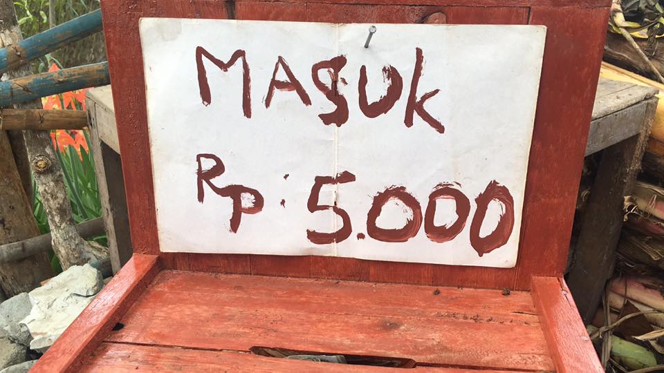 Cukup membayar lima ribu rupiah saja untuk menikmati keindahan tempat ini