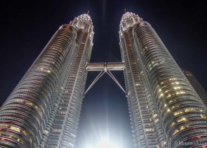 Menara kembar Petronas adalah ikon kota Kuala Lumpur Malaysia