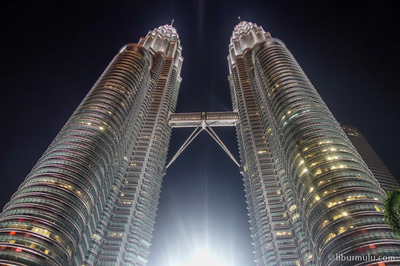 Menara kembar Petronas adalah ikon kota Kuala Lumpur Malaysia