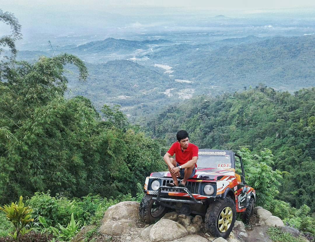 Salah satu spot berfoto di Bukit Isis adalah mobil yang berada di bukit seperti ini via @adhitia_yoga