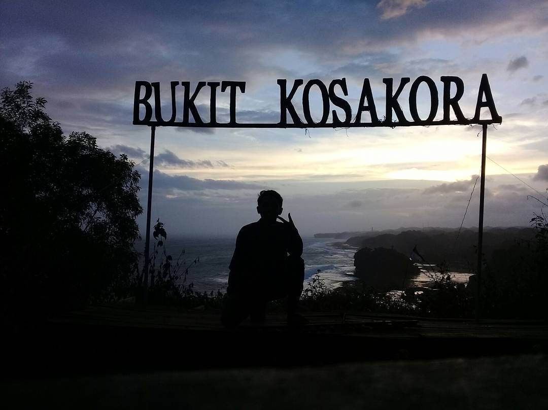 Senja dari Bukit Kosakora atau Puncak Kosakora ini memang menawan @rifkindri.10