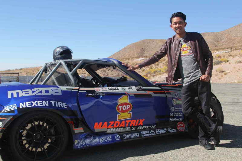 Bayu Skak sedang bergaya di dekat mobil untuk drifting nanti