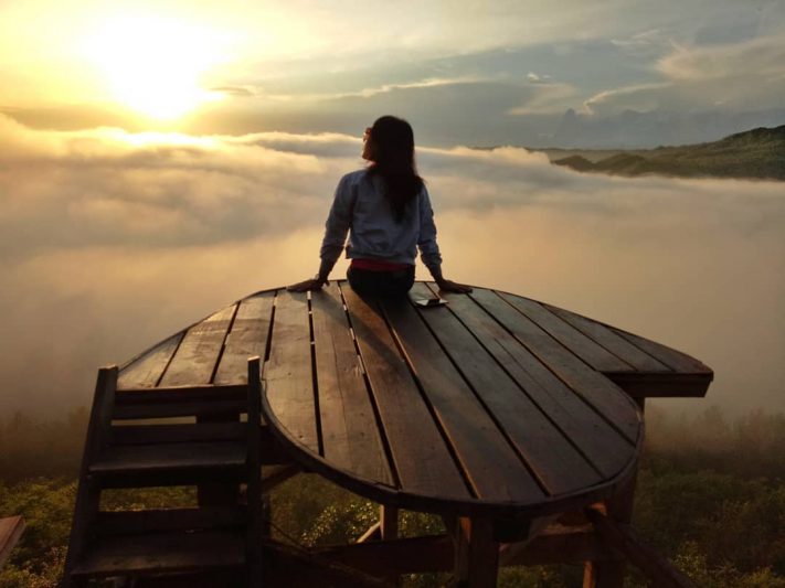 Bebaskan jiwamu, dan lepaskan ekspresi terbaikmu dengan berburu foto di Bukit Pangguk via @pinkanbeby34