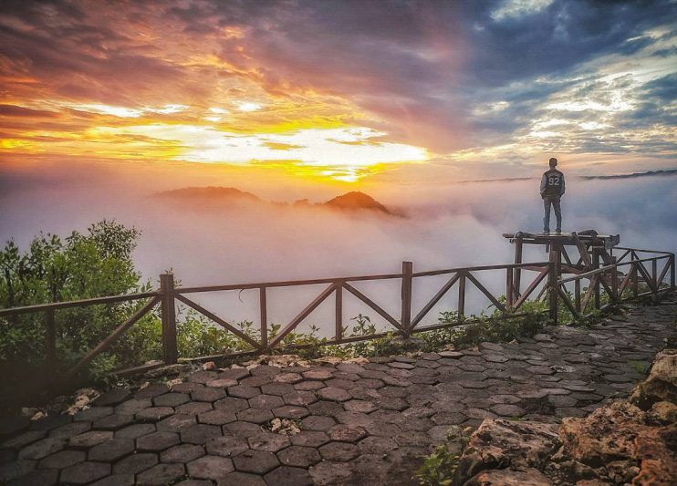 Momen sunrise terbaik di Jogja bisa kamu temukan di Bukit Pangguk ini @suryojdb