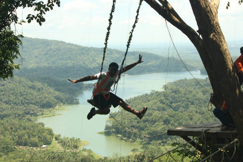Salah satu atraksi yang bisa dicoba di Bukit Cendana Jogja via @gtt.travelguide