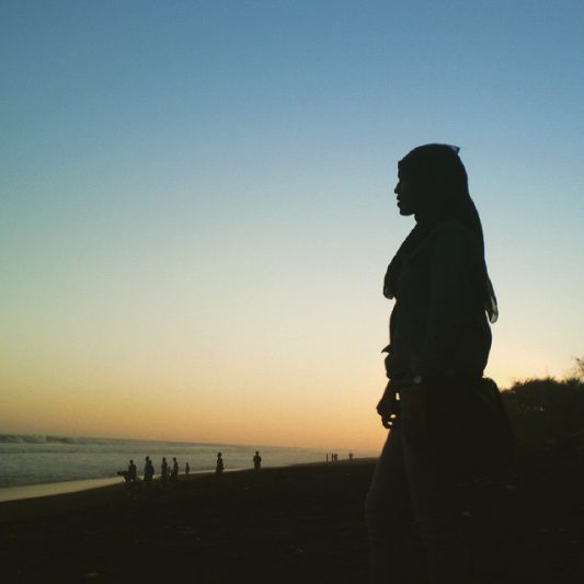 Menikmati suasana senja di Pantai Pandansimo juga menyenangkan sekali lho! via IG @shagyto