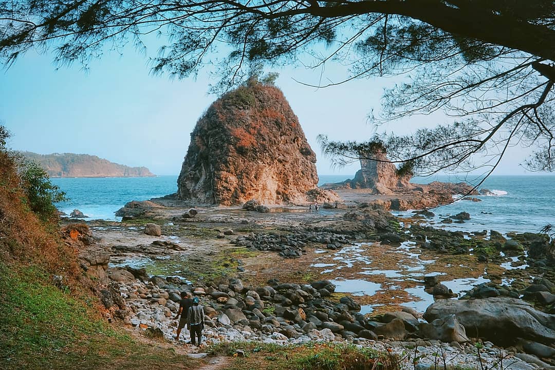 Pantai Watu Lumbung ini memang memiliki panorama yang begitu menawan! via IG @joeluluk