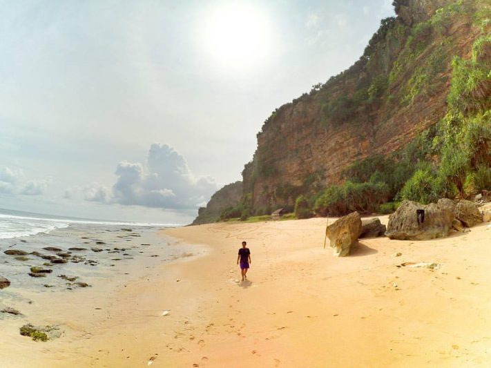 Pantai Watunene adalah pantai di Yogyakarta yang berada di bawah tebing karst yang kokoh! via IG @andri_yantoo