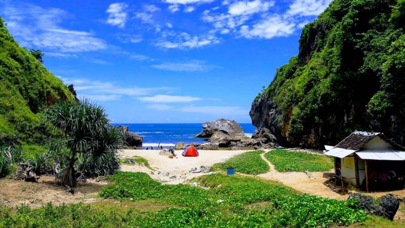 Pantai Wohkudu ini adalah pesona baru pantai di Yogyakarta via IG @dangkurstory