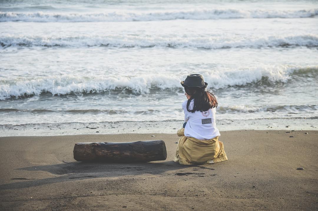 Sebaiknya sih enggak liburan ke Pantai Trisik sendirian. Rame-rame bareng temen sepertinya lebih seru! via IG @aksatriou