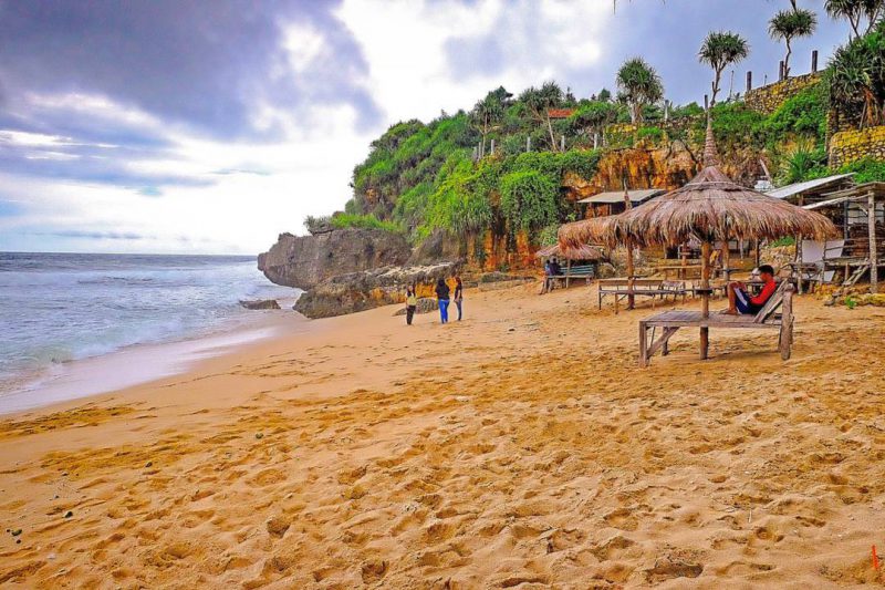 Selain berenang, kamu bisa juga bersantai di Pantai Watulawang. via IG @suryojdb