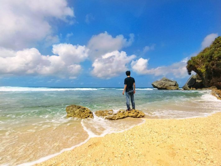 Ada orang yang mengenalnya dengan Pantai Nglangkap ada juga yang mengenal dengan nama Pantai Langkap. Meski ini adalah pantai yang sama di Gunungkidul Jogja! via @anawubardni