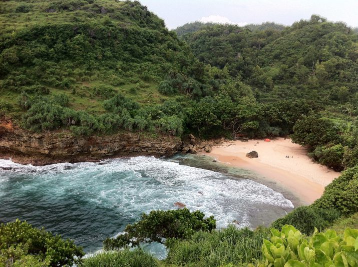 Banyak yang liburan ke Pantai Ngetun untuk camping bersama teman! via @saturnsky_