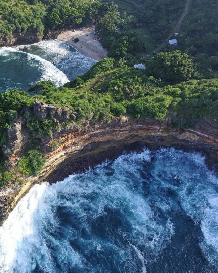 Pantai Ngetun tampak cantik dari udara! via @beautiful_indonesia_official