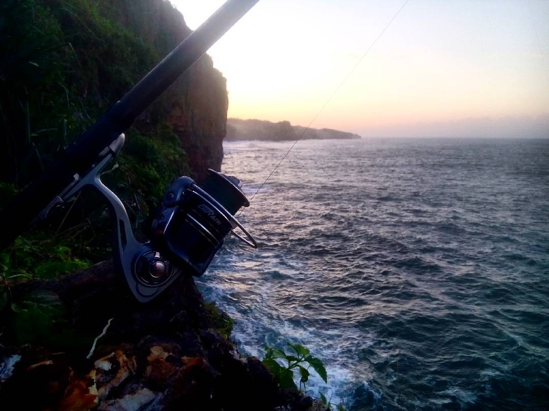 Pantai Nungguran ini terkenal di kalangan penyuka kegiatan memancing! via @adammsudrajad