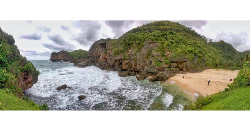 Pantai Ngluwen ini adalah salah satu pantai tersembunyi di Jogja. via @rokyulamin