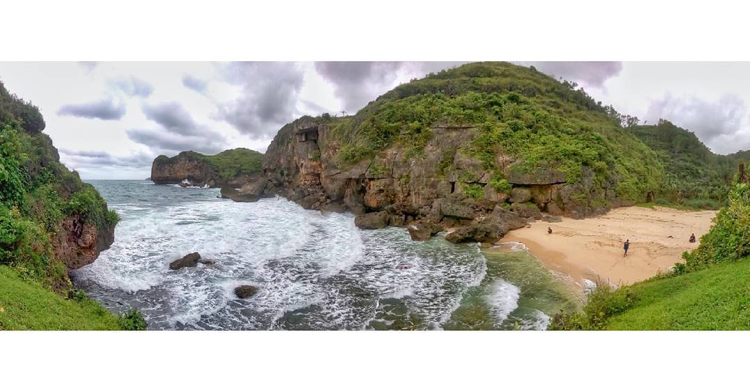 Pantai Ngluwen ini adalah salah satu pantai tersembunyi di Jogja. via @rokyulamin
