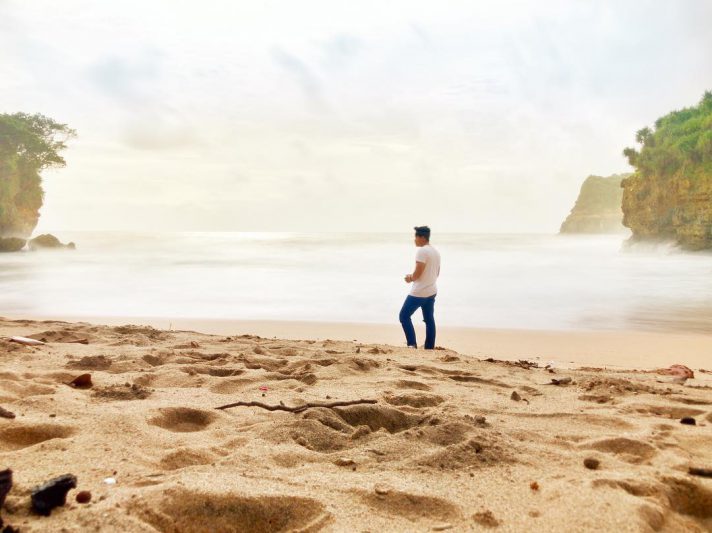 Pasir di Pantai Ngetun juga asik untuk bermain! via @vckyrstywn