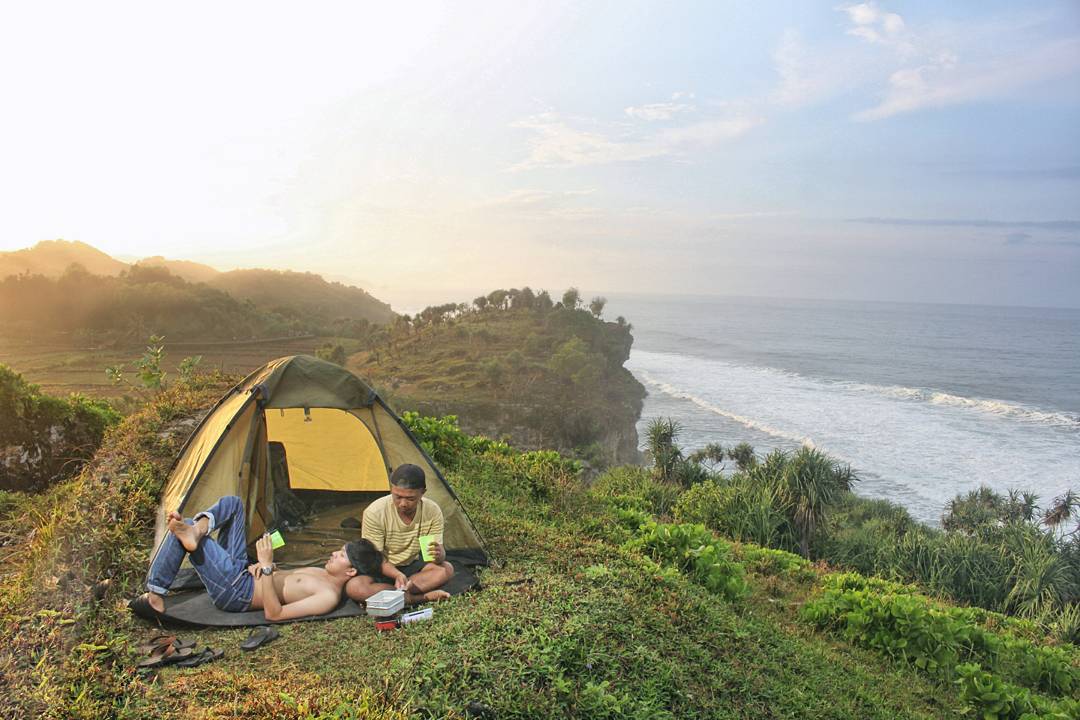 Selain menikmati keindahan Pantai Nglolang, kamu juga bisa camping disini. via @nurulmuhsin
