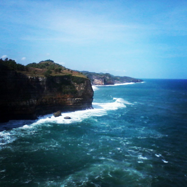 Siapa yang tidak suka memancing di Pantai Nungguran sambil menikmati pemandangan indah seperti ini! @desyartian
