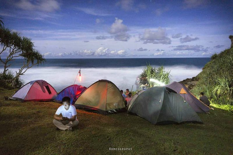 Kamu juga bisa camping di Pantai Ngeden lho! via IG @romeography