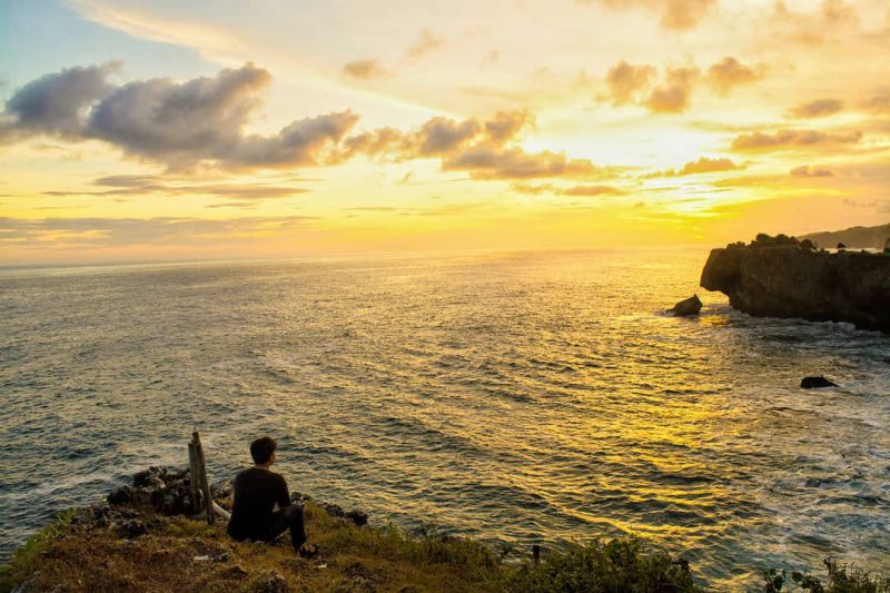 Menikmati senja atau sunset di Pantai Ngeden yang luar biasa ini sah sah saja kok! via @dwarsoprasonto