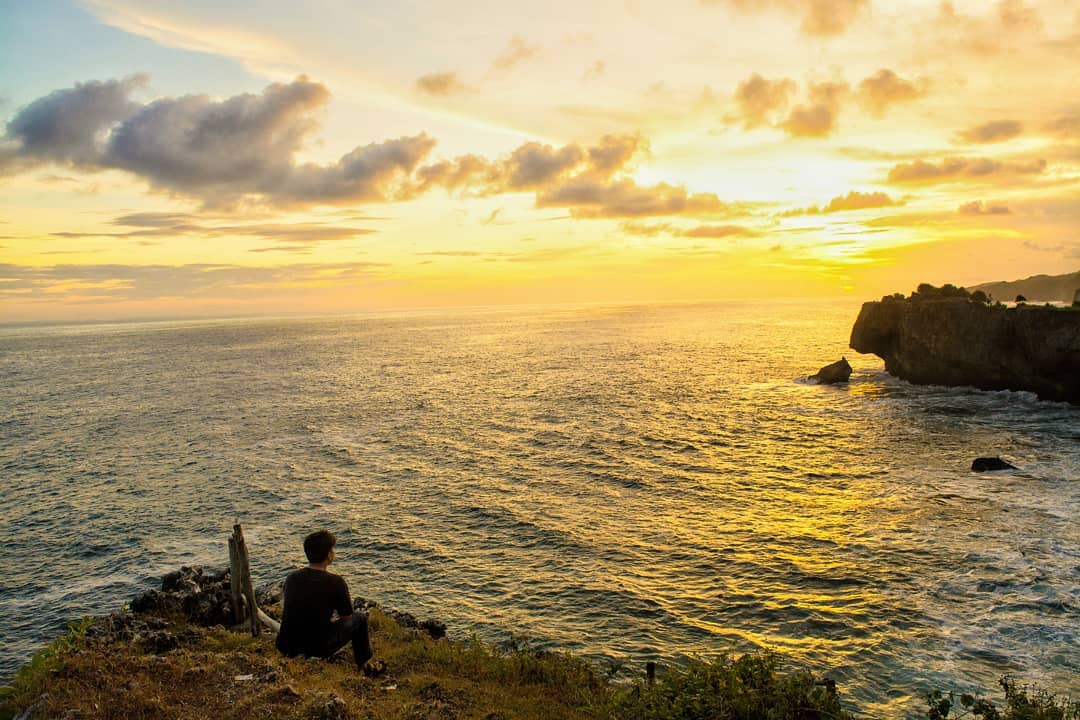 Menikmati senja atau sunset di Pantai Ngeden yang luar biasa ini sah sah saja kok! via @dwarsoprasonto