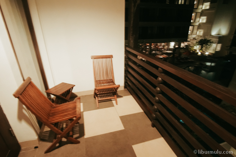 Ada balkon menghadap kolam renang