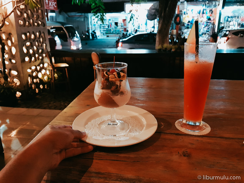 Bersantai di Bar dan Resto sambil menikmati suasana jalanan.