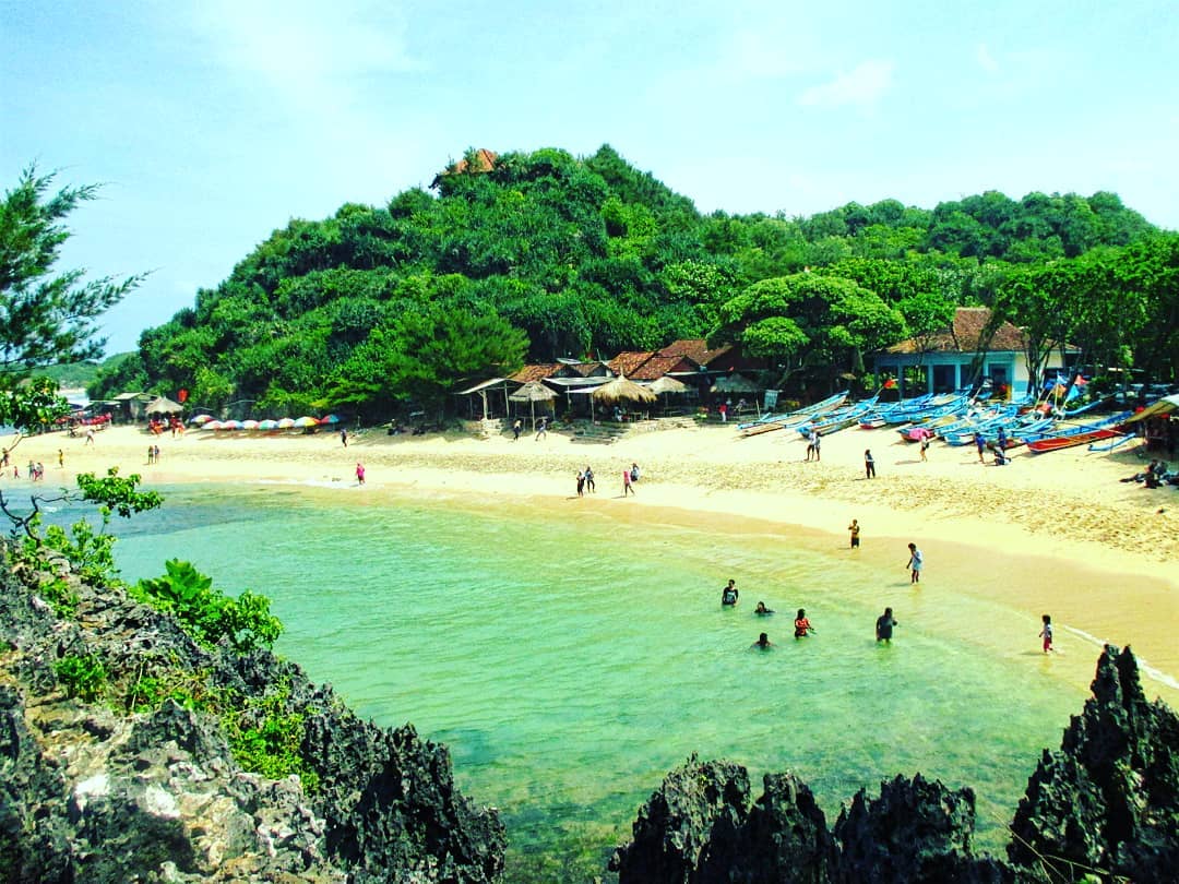 Kamu bisa menghabiskan waktu di Pantai Ngandon dengan berenang! via IG @ejp_official