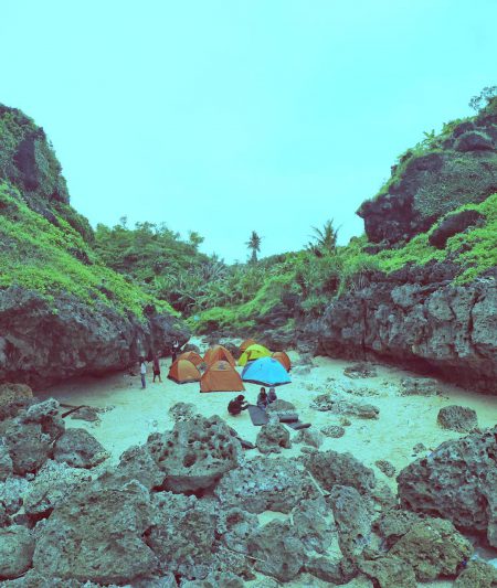 Kamu juga bisa camping di Pantai Mbirit ini! via IG @singmetosleepy