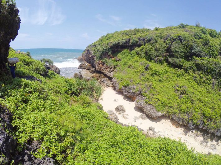 Yakin kamu nggak mau liburan ke Pantai Mbirit yang tersembunyi ini! via IG @singmetosleepy