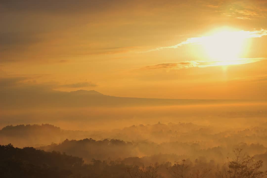 Bukit ini adalah salah satu tempat terbaik untuk melihat sunrise di Magelang, Jawa Tengah! via @kenezphoto