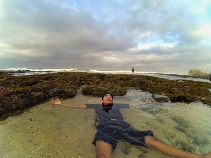 Berenang adalah salah satu aktifitas yang bisa kamu lakukan di Pantai Ngrumput. via @gawulwekwek25