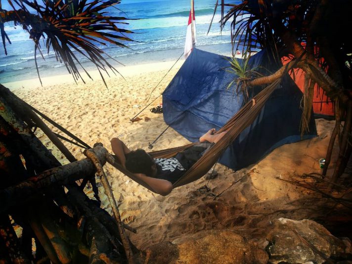 Di Pantai Sanglen kamu bisa bersantai diatas hammock seperti ini. via @gesangsanget