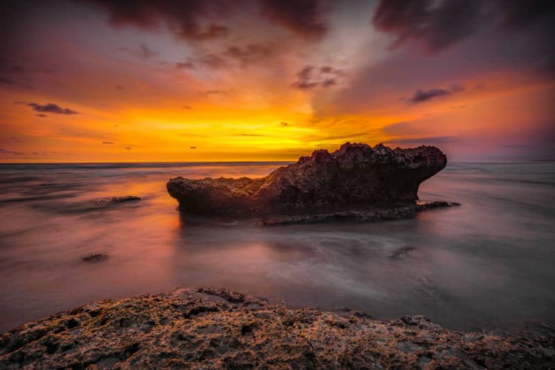 Wisata Alam Pantai Parangendog Yang Memukau!! via @kalihrgusti