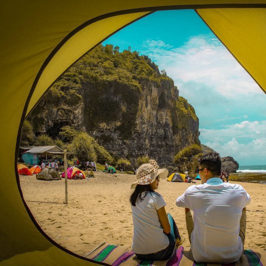 Kalau penat dengan suasana kota, kamu bisa camping di Pantai Ngrumput Gunungkidul Jogja. via @jogjakartaid